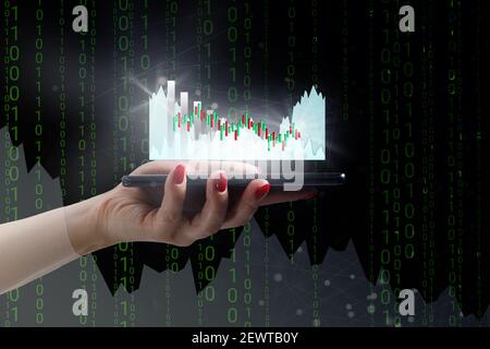 Uomo d'affari che tiene la tavoletta e che mostra i grafici olografici e le statistiche del mercato azionario guadagnano i profitti. Concetto di pianificazione della crescita e strategia aziendale Foto Stock