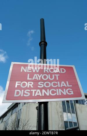 segno rosso e bianco che indica una nuova disposizione stradale per consentire covid 19 di distanza sociale, richmond, surrey, inghilterra Foto Stock