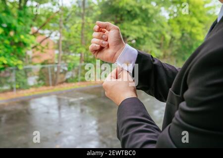 Le mani del matrimonio lo sposo pronte in mano abito sposo sposa la preparazione per il matrimonio Foto Stock