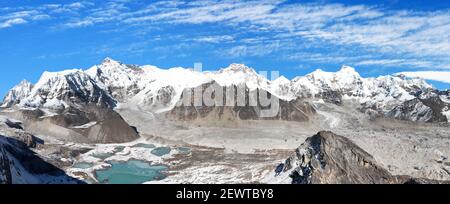 Bella vista panoramica del Monte Cho Oyu e del campo base di Cho Oyu, laghi di montagna, Everest, Lhotse, Gyachung Kang, Ghiacciai Ngozumba e Gyazumba - Saga Foto Stock