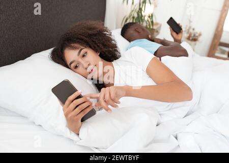 Problemi sociali, dipendenza da gadget e comunicazione online Foto Stock