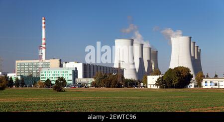 Centrale nucleare, torri di raffreddamento - Slovacchia Foto Stock