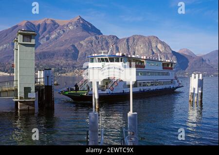 Traghetto auto in arrivo al molo di Bellagio, Lago di Como, Lombardia, Italia Foto Stock