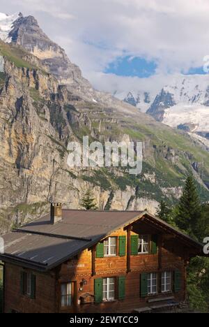 Uno chalet sotto il massiccio dello Jungfrau, Alpi Bernesi, Svizzera Foto Stock