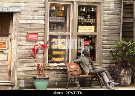 St. George St., St. Augustine, Florida, Stati Uniti. Una scultura in bronzo di Henry Flagler fuori dell'autentico Old Drugstore / Potters Wax Museum. Foto Stock