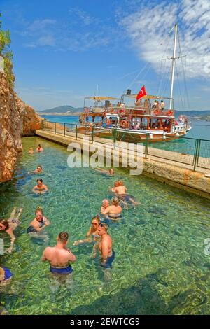 Il Cleopatra grotta e hot spring pool sull isola nera di fronte Bodrum cittadina in provincia di Mugla, Turchia. Foto Stock