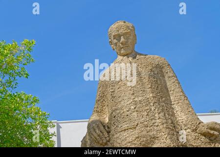 Statua di Mustafa Kemal Ataturk, il fondatore ed ex presidente di giorno moderno la Turchia si trova al di fuori di Bodrum town hall, Provincia di Mugla, Turchia. Foto Stock