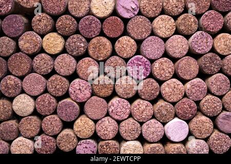 Sfondo di vino. Molti tappi per bottiglie. Corteccia sughero. Tappi per bottiglia di vino. Foto Stock