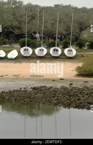 St. Augustine, Florida, Stati Uniti. Barche sulla riva al Lighthouse Park. Foto Stock