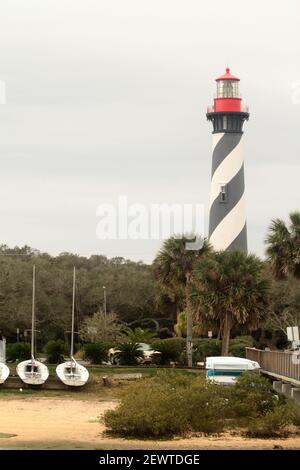 Vista del faro di St. Augustine dal Lighthouse Park sull'isola di Anastasia, Florida, USA Foto Stock