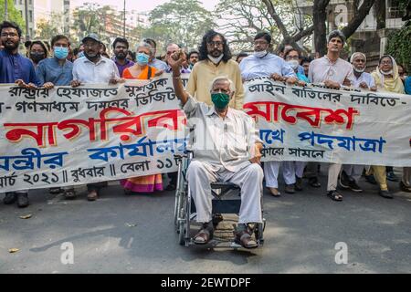 Dhaka, Bangladesh. 03 marzo 2021. Il dottor Zaflullah Chowdhury, fondatore di Gonoshasthaya Kendra, guida del rally, chiedendo giustizia per Mushtaq e abolizione della DSA, A DhakaHundreds i manifestanti sono stati sbarrati da esecutori di legge nella zona di Paribagh di Dhaka mentre marciavano verso l'Ufficio del primo Ministro (PMO) in un raduno che chiedeva l'abolizione della legge sulla sicurezza digitale (DSA) sotto il quale lo scrittore Mushtaq Ahmed è stato arrestato e poi morto in prigione dopo nove mesi. Credit: SOPA Images Limited/Alamy Live News Foto Stock