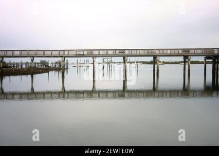 St. Augustine, Florida, Stati Uniti. Pier sopra la Salt Run sull'isola di Anastasia. Foto Stock