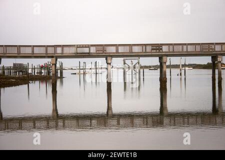 St. Augustine, Florida, Stati Uniti. Pier sopra la Salt Run sull'isola di Anastasia. Foto Stock