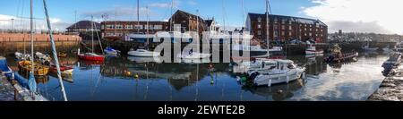 The Harbour, North Berwick in inverno. Molte meno barche che in estate. Barche posate sul lato del porto. Foto Stock