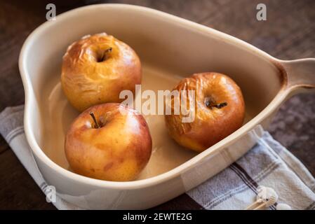 Mele cotte al forno. Dessert di frutta dietetica con forno fatto in casa Foto Stock