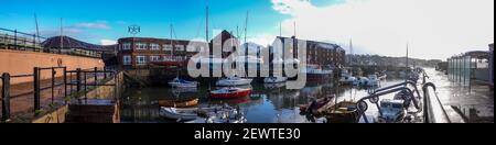 The Harbour, North Berwick in inverno. Molte meno barche che in estate. Barche posate sul lato del porto. Foto Stock