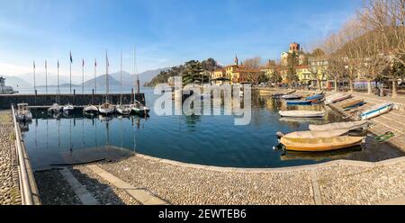 Panorama della città di Laveno Mombello, situata sulla riva del Lago maggiore in provincia di Varese, Lombardia, Italia Foto Stock
