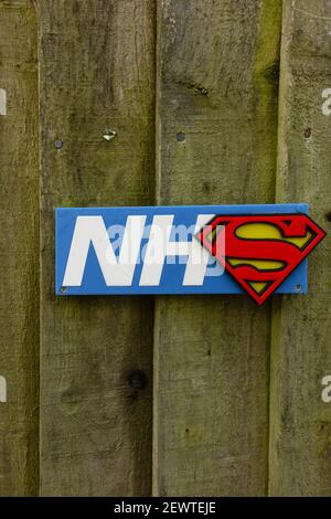 Logo NHS con logo Superman a supporto di National Health Service, Stroud, Gloucestershire, Regno Unito Foto Stock