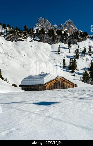 Montagne innevate con capanna alpina, Geschindelte Hütte, Skigebiet Saloberkopf mit dem Karhorn im Hintergrund. Sport invernale am Körbersee, Austria Foto Stock