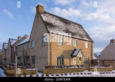 Cottage di nuova costruzione ma dal design simpatico. Cotswold Market Town Tetbury, Gloucestershire, Regno Unito Foto Stock