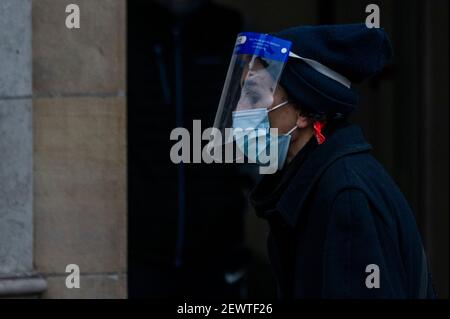 Londra, Regno Unito. 3 marzo 2021. Prendere tutte le precauzioni, con una maschera e visiera - UNA giornata di mistero per il bilancio. National Lockdown 3 con le istruzioni del governo per tutti di rimanere a casa. Credit: Guy Bell/Alamy Live News Foto Stock