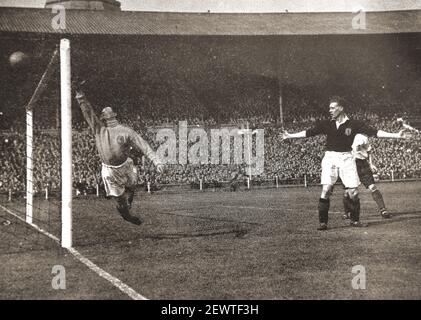 Una vecchia foto da stampa di un gol segnato nella partita di calcio internazionale 1947 tra Inghilterra e Scozia a Webley, in Engand. Foto Stock