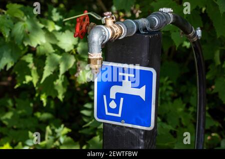 Primo piano di fontana di acqua potabile in un campeggio Foto Stock