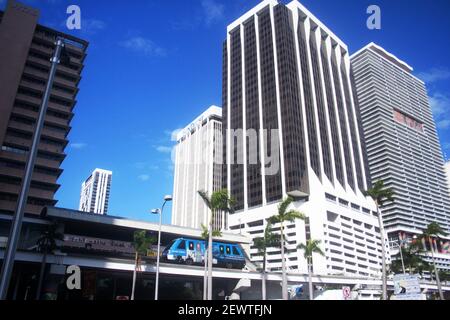 Edifici nel Greater Downtown Miami, Florida, USA, con il Metromover di passaggio. Foto Stock