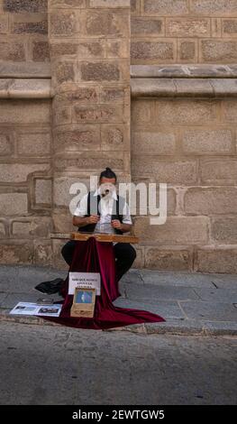 Toledo, Spagna, luglio 2020 - un busker che suona musica nella città di Toledo, Spagna Foto Stock