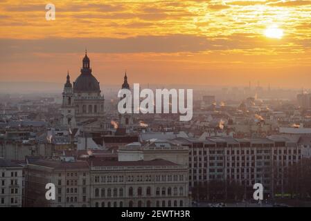 Budapest, città panoramica con le torri della basilica di St Stehen e le incredibili luci dell'alba nella capitale ungherese. Foto Stock