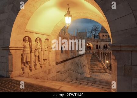 Bastione dei pescatori a Budapest ungheria. Una parte del castello reale di Buda. Da qui si può ammirare una vista stupenda sul centro di Budapest Foto Stock