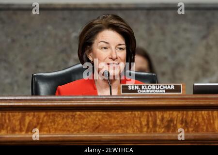 La senatrice degli Stati Uniti Amy Klobuchar (Democratica del Minnesota), Presidente della Commissione per le regole e l'amministrazione del Senato degli Stati Uniti, dà la sua dichiarazione di apertura durante un'audizione congiunta sulla sicurezza interna del Senato e gli Affari governativi e le regole del Senato e l'amministrazione mercoledì 3 marzo 2021 per discutere l'attacco del 6 gennaio al Campidoglio degli Stati Uniti.Credit: Greg Nash/Pool via CNP | utilizzo in tutto il mondo Foto Stock