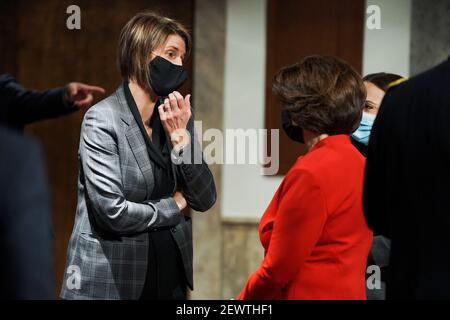 L'Assistente Direttore dell'FBI della Divisione antiterrorismo Jill Sanborn parla al senatore degli Stati Uniti Amy Klobuchar (democratico del Minnesota), al Presidente, alla Commissione per le regole e l'amministrazione del Senato prima di un'audizione congiunta sulla sicurezza interna del Senato e gli affari governativi e le regole del Senato e l'amministrazione mercoledì 3 marzo, 2021 per discutere l'attacco del 6 gennaio al Campidoglio degli Stati Uniti.Credit: Greg Nash/Pool via CNP | utilizzo in tutto il mondo Foto Stock