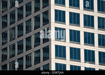 Alto edificio commerciale con facciata in cemento e vetro bianco a San Diego, California USA. Foto Stock