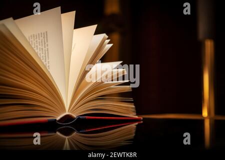 chiudere un libro aperto con spazio per la copia Foto Stock