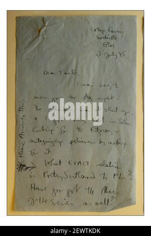 Fotografato nella British Library Christopher Fletcher con la collezione di Meary James Tambimuttu.A lettera di Elizabeth Smart. PIC DAVID SANDISON. 24/2/2005 Foto Stock