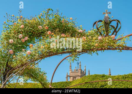 Crown Gate al Queens Garden nel Sudeley Castle, Winchcombe, Gloucestershire, Inghilterra, Regno Unito Foto Stock