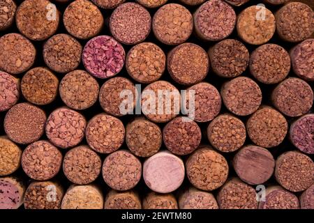 Sfondo di vino. Molti tappi per bottiglie. Corteccia sughero. Tappi per bottiglia di vino. Foto Stock
