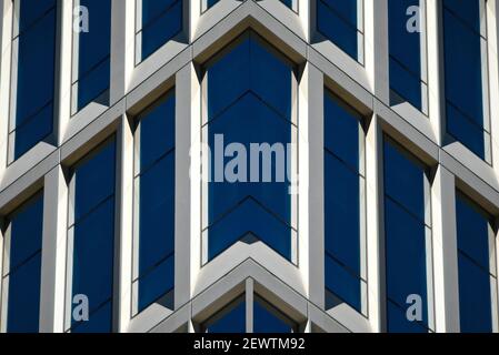 Alto edificio commerciale con facciata in cemento e vetro bianco a San Diego, California USA. Foto Stock