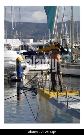 Gordon Ramsay è entrato a far parte del team ABN AMRO nella Volvo Ocean Race come consulente alimentare per il team olandese. Cercherà di migliorare il gusto e il contenuto nutricianale del cibo essiccato a bordo. Gordon ha potuto assistere alla gara di squadra nella prima gara in porto della gara mondiale di Sanxenxo sulla costa settentrionale della Spagna.pic David Sandison 4+5/11/2005 Foto Stock