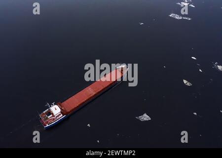 02-02-2021 nave container sul fiume Reno, Valle del Reno - Sito Patrimonio dell'Umanità dell'UNESCO, Germania. Foto Stock