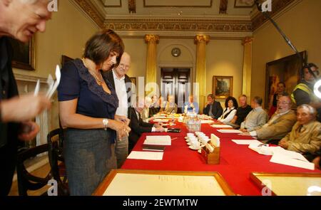 Tracy Emin assume ufficialmente il suo ruolo di Accademico Firmando il rotolo di obbligo alla Royal Academy Di Arte a Londra pic David Sandison Foto Stock