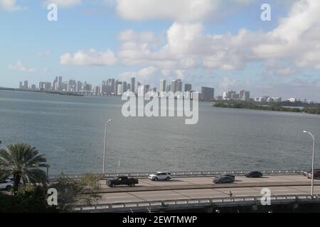 Florida, Stati Uniti. Vista dello skyline del centro di Miami sulla Biscayne Bay, dal North Bay Village. Ponte sulla baia (John F. Kennedy Causeway). Foto Stock