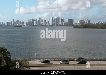 Florida, Stati Uniti. Vista dello skyline del centro di Miami sulla Biscayne Bay, dal North Bay Village. Ponte sulla baia (John F. Kennedy Causeway). Foto Stock