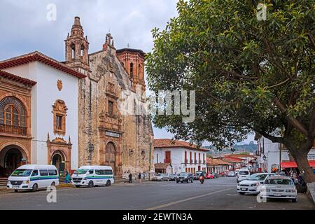 Monastero del XVI secolo ex Tempio di San Agustin, ora Biblioteca Gertrudis Bocanegra nella città di Pátzcuaro, Michoacán, Messico Foto Stock