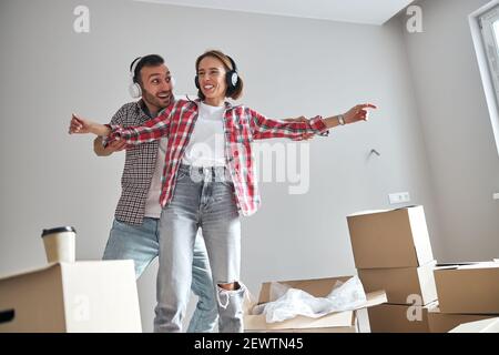 Giovane coppia che si diverte nel loro nuovo appartamento Foto Stock
