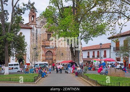 Plaza Gertrudis Bocanegra e 16 ° secolo ex tempio monastario di San Agustin, ora biblioteca pubblica nella città di Pátzcuaro, Michoacán, Messico Foto Stock