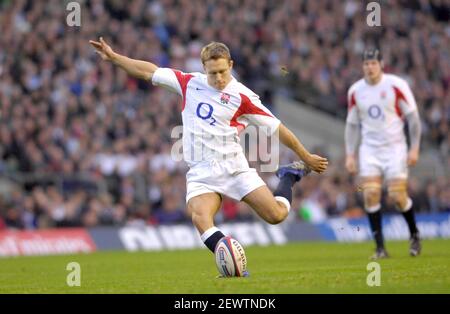 SEI NAZIONI INGHILTERRA V SCOZIA A TWICKENHAM. JONNY WILKINSON PRENDE IL SUO 1 ° CALCIO DI PUNIZIONE 3/2/2007 FOTO DAVID ASHDOWNRUGBY INGHILTERRA Foto Stock