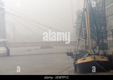 Londra, Regno Unito. 3 marzo 2021. Albert Bridge sotto la pioggia. Credit: JOHNNY ARMSTEAD/Alamy Live News Foto Stock