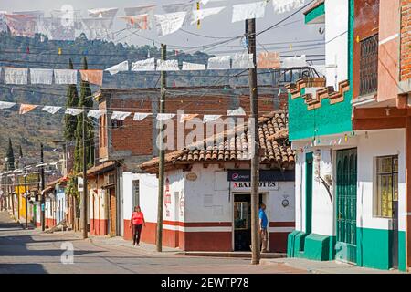 Via nel villaggio Tzintzuntzan sulla riva del lago Pátzcuaro, Michoacán, Messico Foto Stock